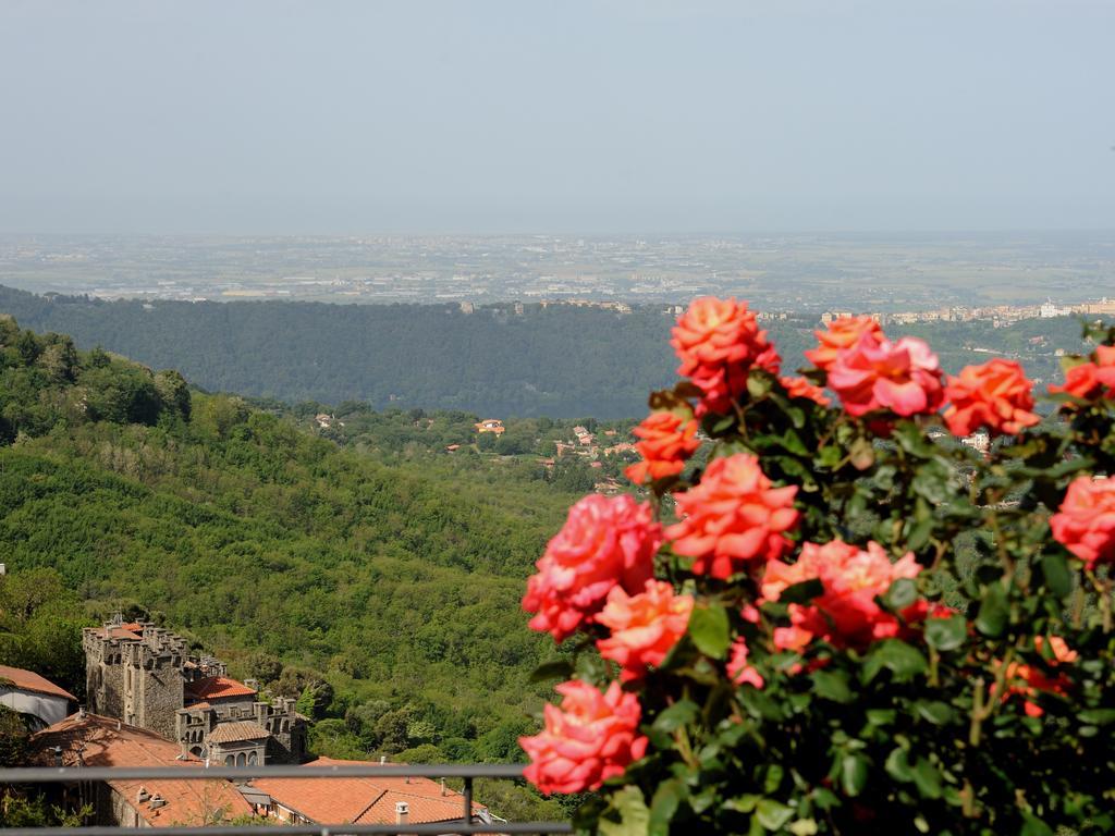 Villa Dei Fantasmi ร็อกกา ดิ ปาปา ภายนอก รูปภาพ